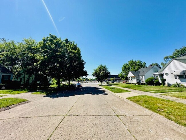 Building Photo - 3 Bedroom 1 Bath Welcome Section 8