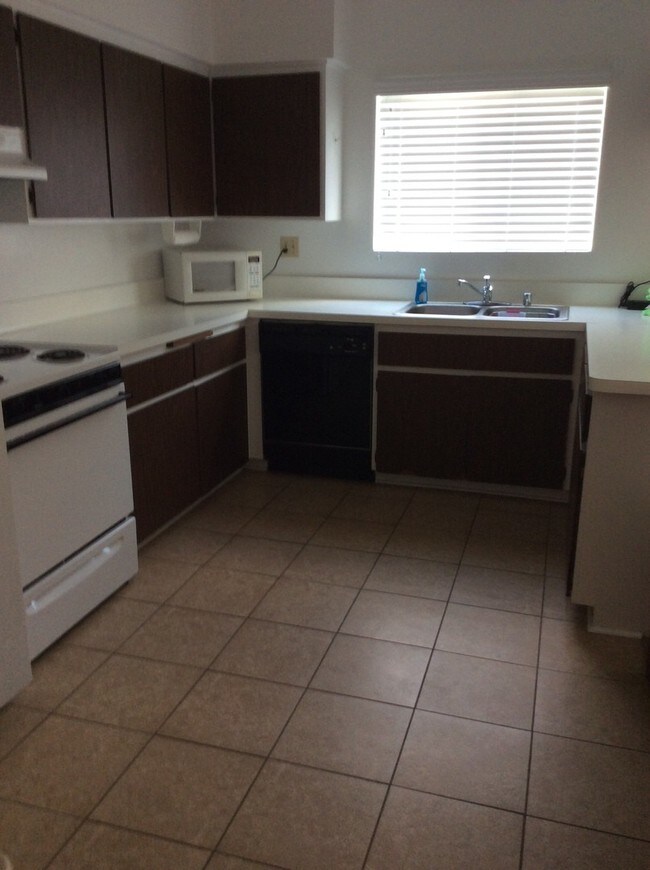Building Photo - 5300 Canyon Crest Dr