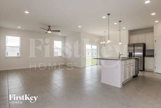 Foto del edificio - 523 Crown Rose Dr