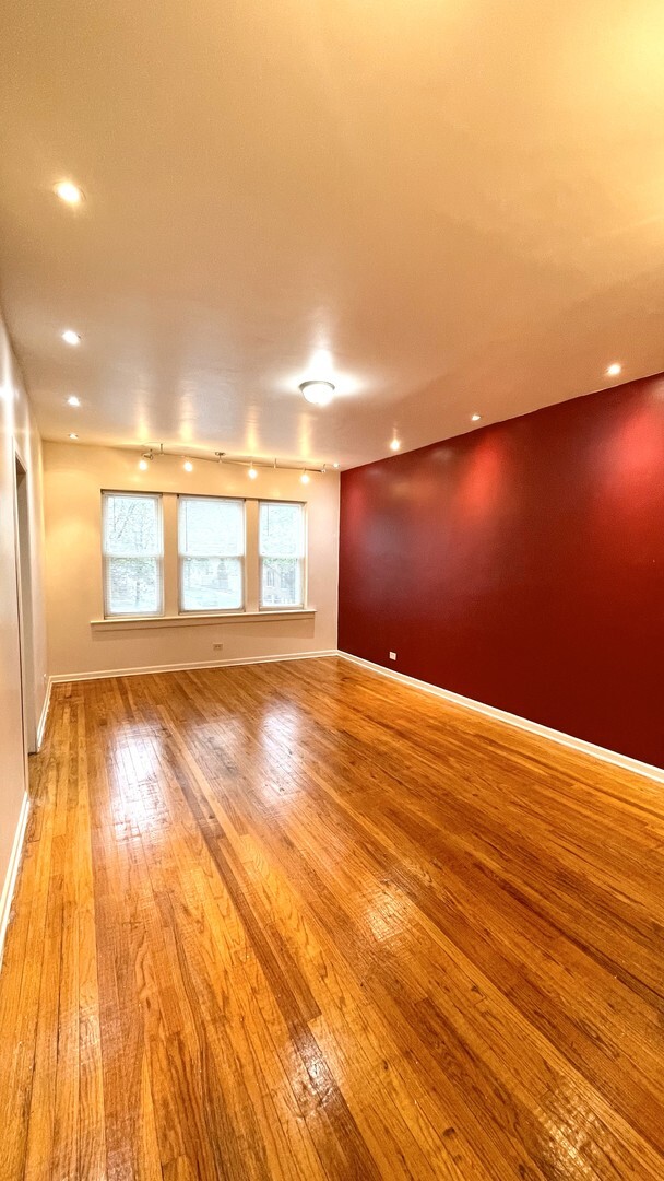 Foto del edificio - 3072 E 79th St