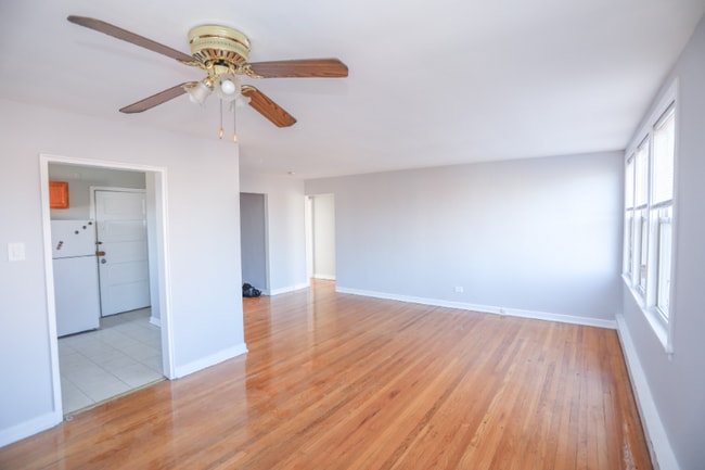 Photo - 2417 W Farragut Ave Apartment