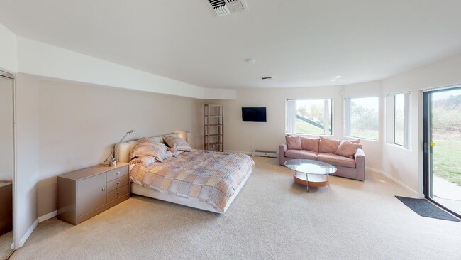Studio, bedroom/living - 1051 Wharf St