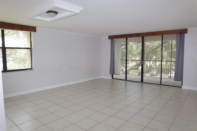 Foto del edificio - 6800 Cypress Rd