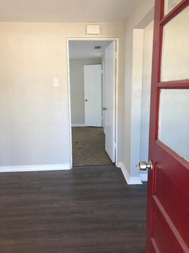 Building Photo - 1 Bed 1 Bath Remodeled Home | Pet Friendly | Washer Dryer Hook Ups | Section 8 Welcome