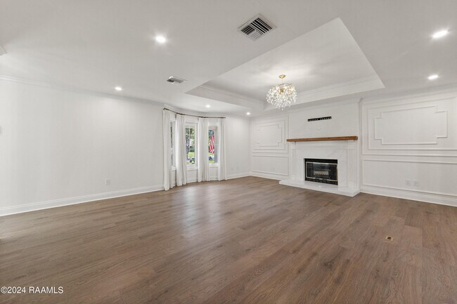 Building Photo - 1103 W Bayou Pkwy