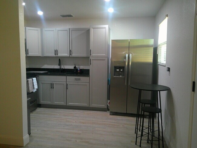 Building Photo - Adorable updated 2 bedroom 1 bath Unit in ...