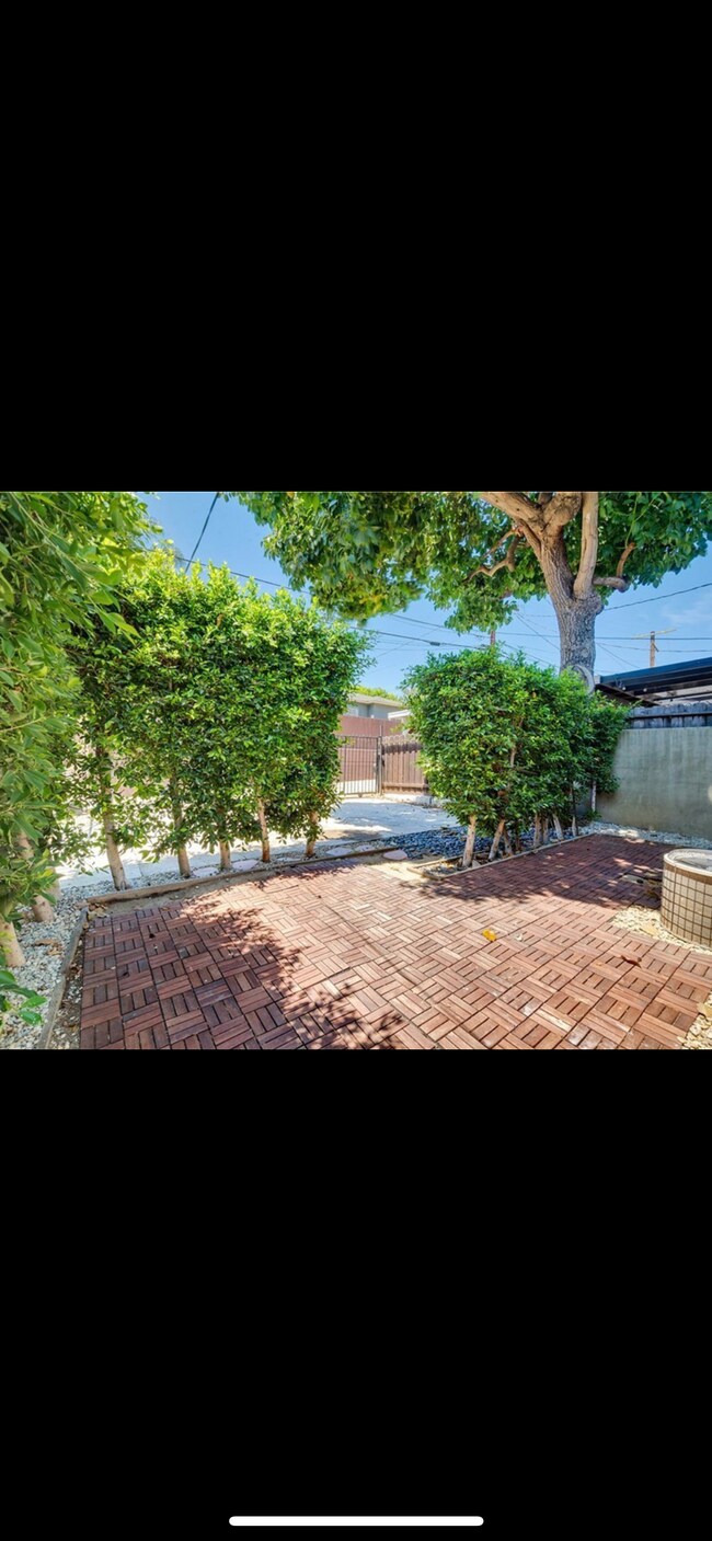 Outdoor area for an outdoor living room or dining area - 1759 Silver Lake Blvd