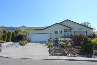 Building Photo - 70 Amethyst Dr