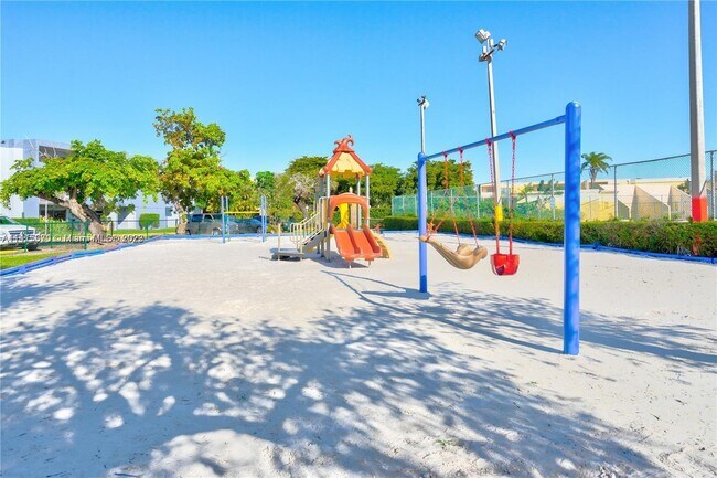 Foto del edificio - 9367 Fontainebleau Blvd