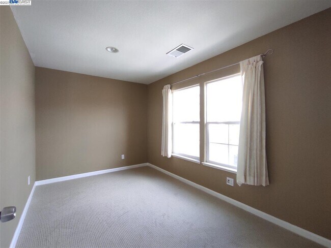 Building Photo - 1549 E Gate Way