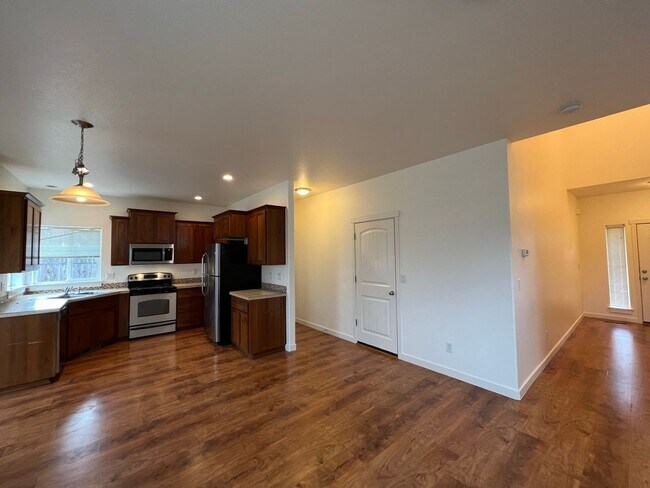 Foto del edificio - Spacious Three Bedroom Bethel Home