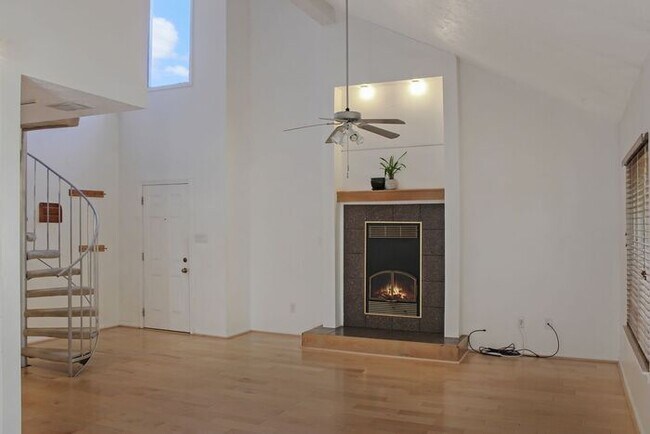 Foto del edificio - Stylish 4-Bedroom/2-Full Newly Renovated B...