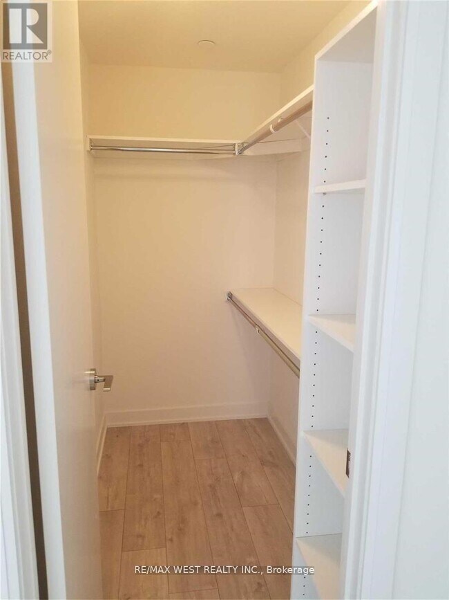 Photo du bâtiment - 576 Front St W