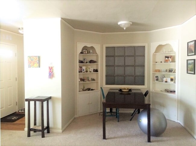Building Photo - Charming 2 Bedroom duplex with garage in a...