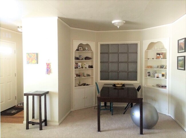 Foto del edificio - Charming 2 Bedroom duplex with garage in a...