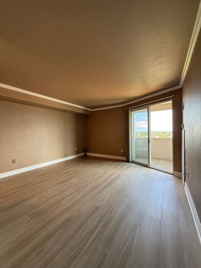 Foto del edificio - Spacious 1bd/1ba TOP FLOOR CONDO! Availabl...