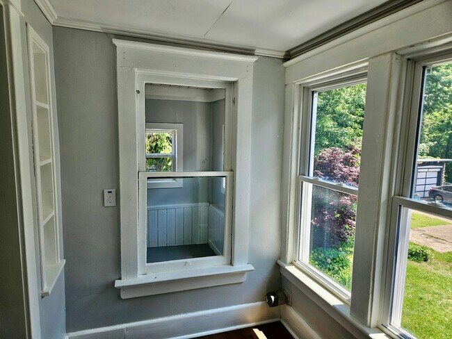 Foto del edificio - Second Floor 2 BED/1 BATH Apartment