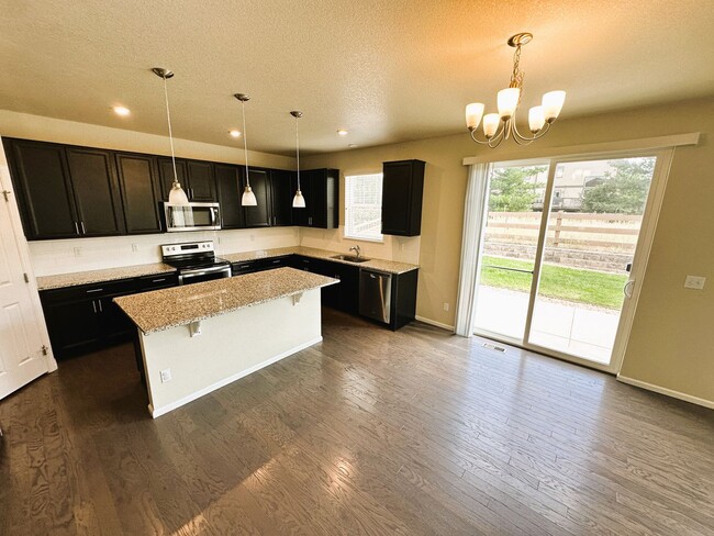 Building Photo - Beautiful 3 Bedroom Home (Available Immedi...