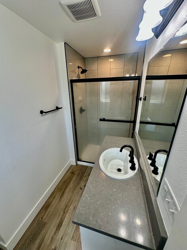Foto del edificio - Freshly remodeled 3 bdrm, 2 bath with deta...