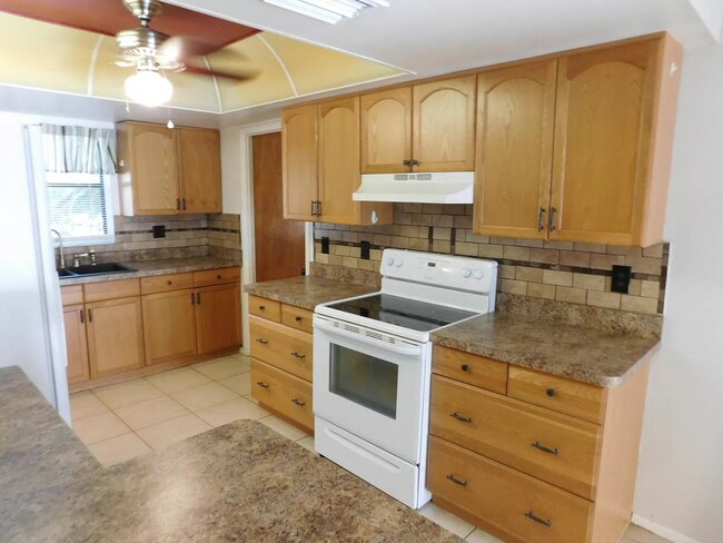 Building Photo - Fantastic 3/2 Home in Sarasota, with Yard ...