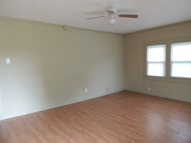 Foto del edificio - 2 Bed, 1 Bath house w/ large level yard an...
