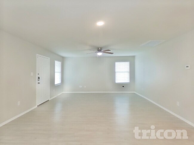 Foto del edificio - 7219 Lincoln Trce