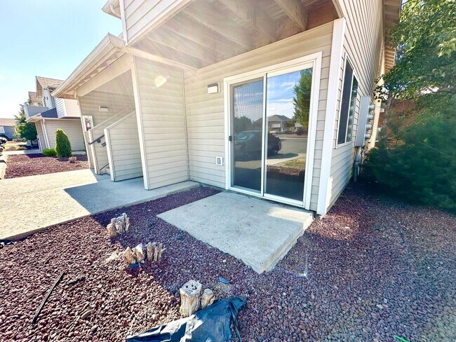Foto del edificio - 808 Juniper Ave