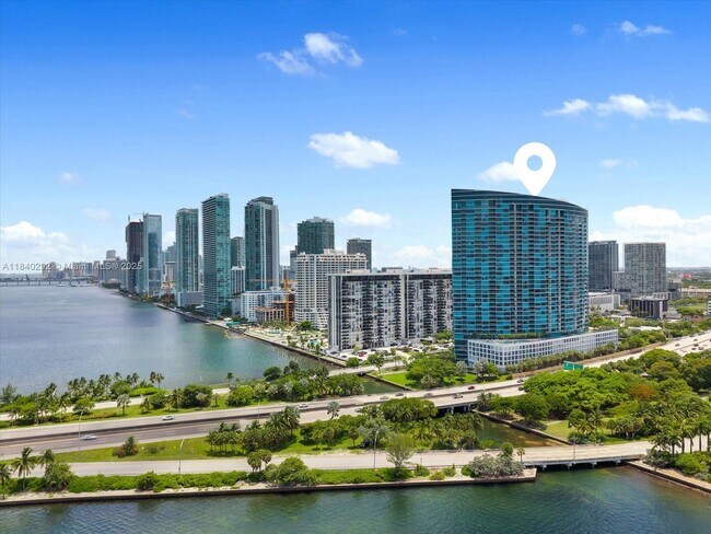 Foto del edificio - 601 NE 36th St