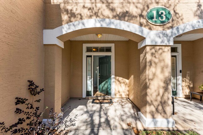 Foto del edificio - Charming 3BR Townhouse with Garage & Priva...