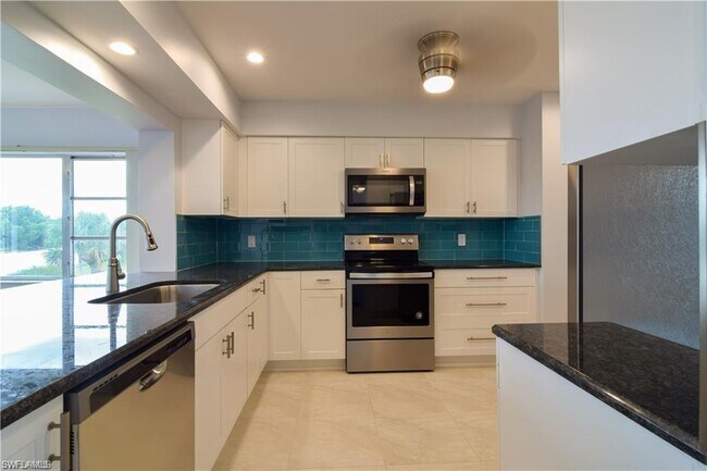 Building Photo - 1915 W Lakeview Blvd