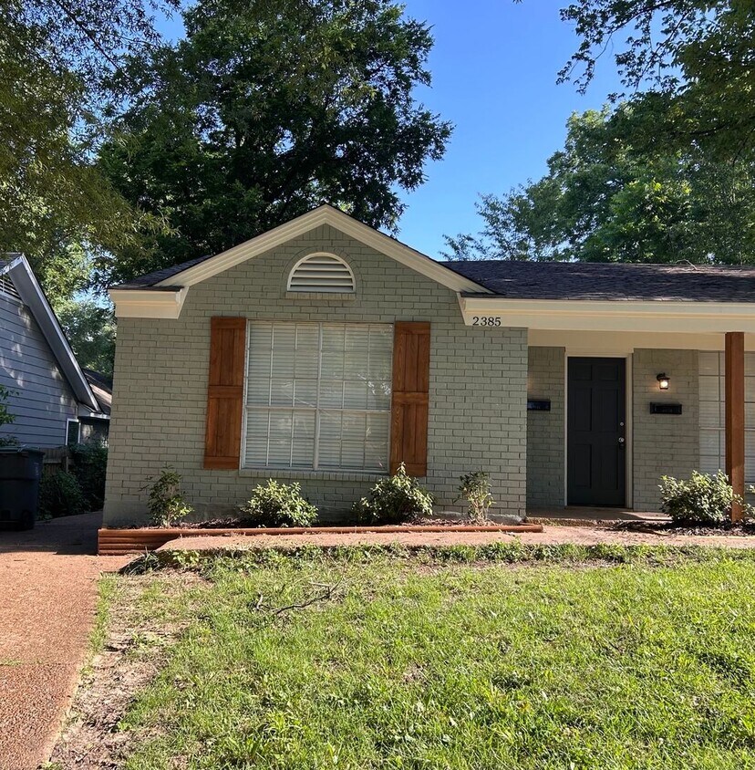 Foto principal - Cute 2-bedroom 1.5 bath duplex in Mid-Town