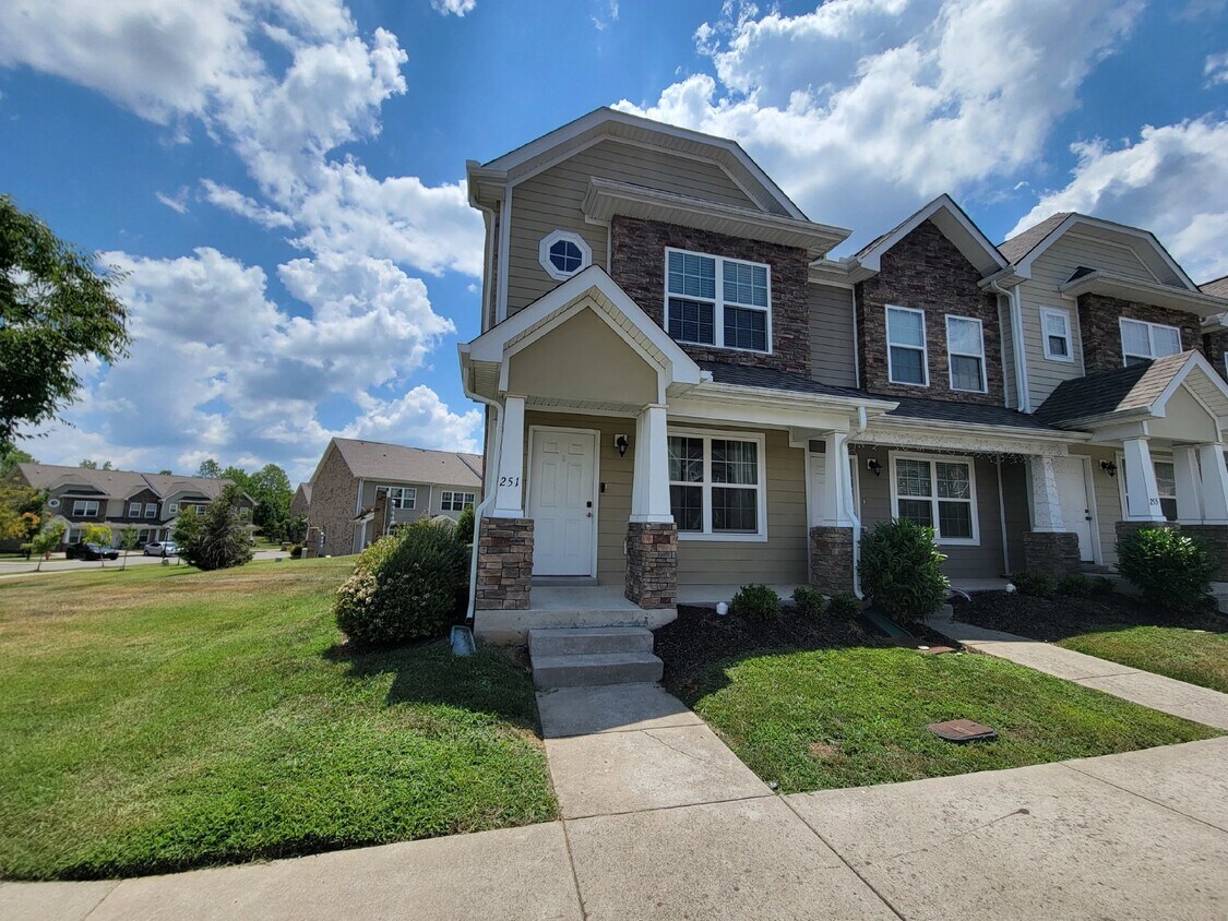 Foto principal - Highly desirable end unit in sought after ...