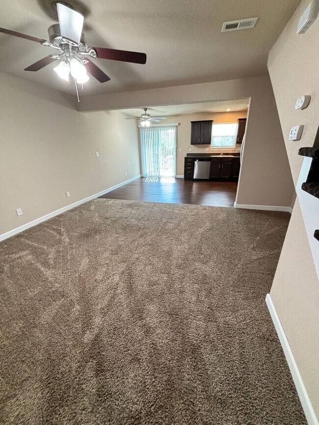 Foto del edificio - 2 bedroom, 2.5 bathroom Townhome in Raymor...