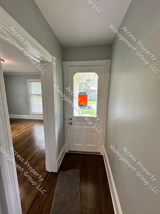 Foto del edificio - NE Side Large 4 Bedroom 1.5 Bathroom Home