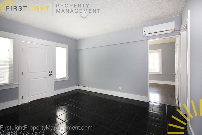 Building Photo - 440 Cerritos Ave