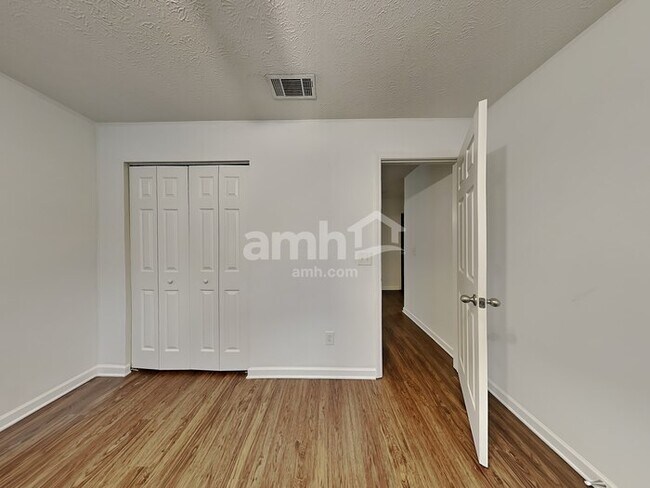 Foto del edificio - 617 Creek Oak Dr