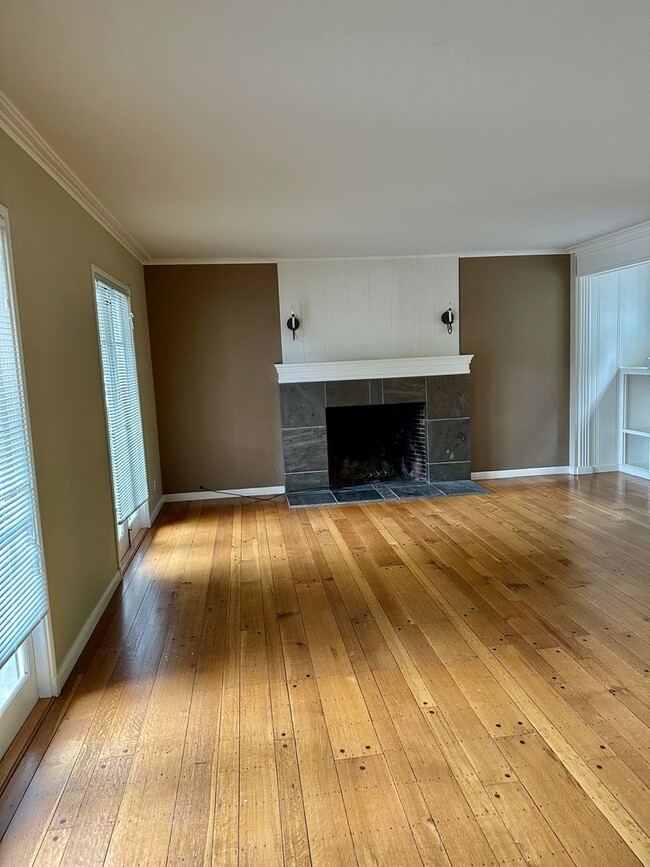 Building Photo - Charming home in Montclair!