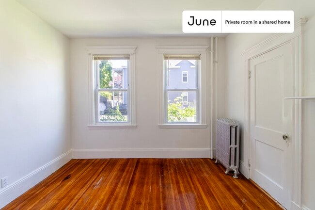 Building Photo - Room in Shared 5 bed/2 bath home in Dorchester Center