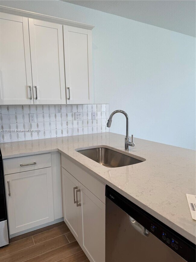 Foto del edificio - 16934 SW 2nd Ct