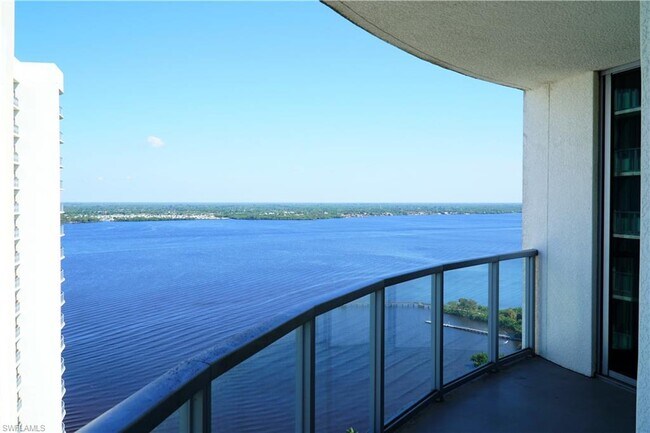 Foto del edificio - 3000 Oasis Grand Blvd