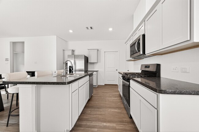 Building Photo - 5442 Pinetree Cres Ln