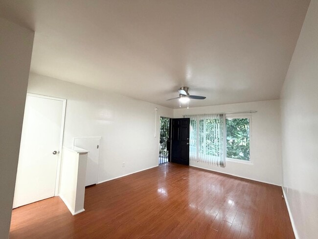 Building Photo - 4800 Beverly Blvd