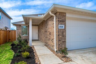 Building Photo - 1508 Las Cuevas Dr