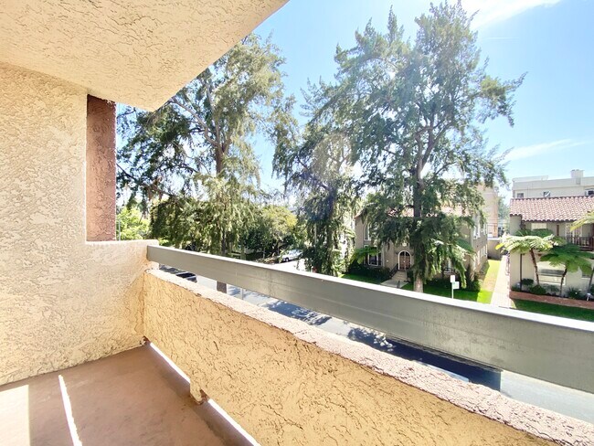 Foto del edificio - 100 N Clark Dr