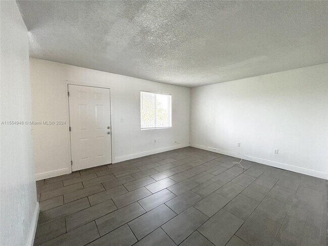 Foto del edificio - 580 NE 127th St