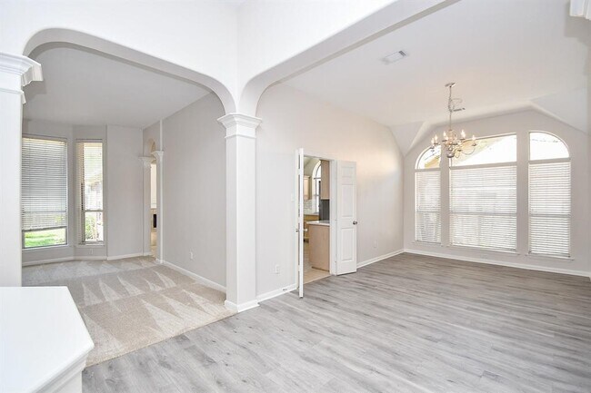 Building Photo - 502 Crestridge Dr