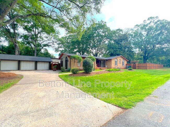 Foto del edificio - 5745 Riviere Dr
