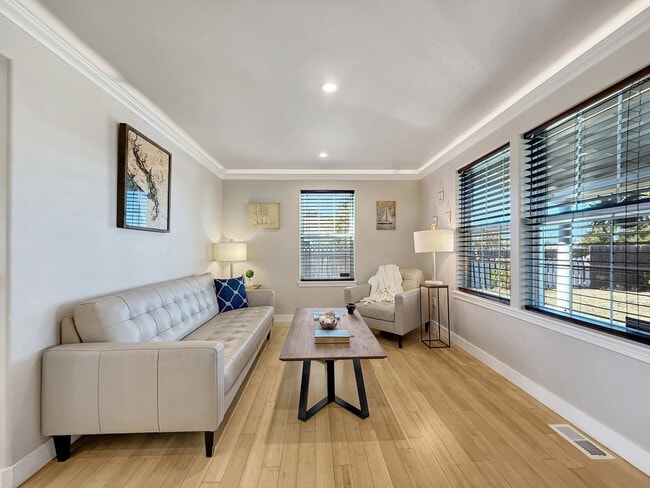 Building Photo - 237 W Alder St