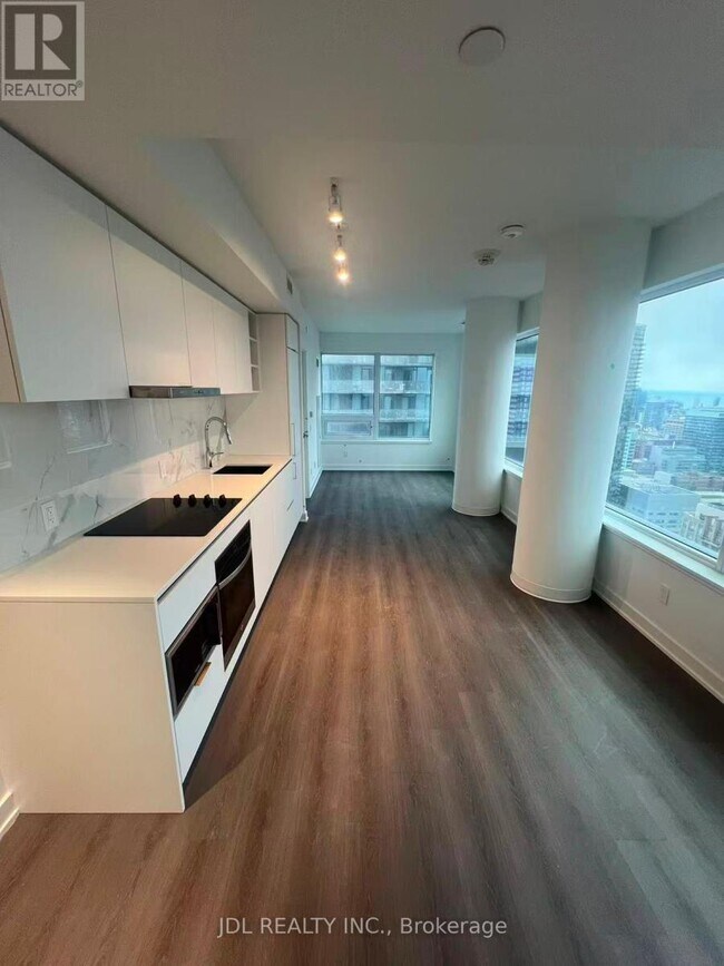 Photo du bâtiment - 8 Wellesley St W