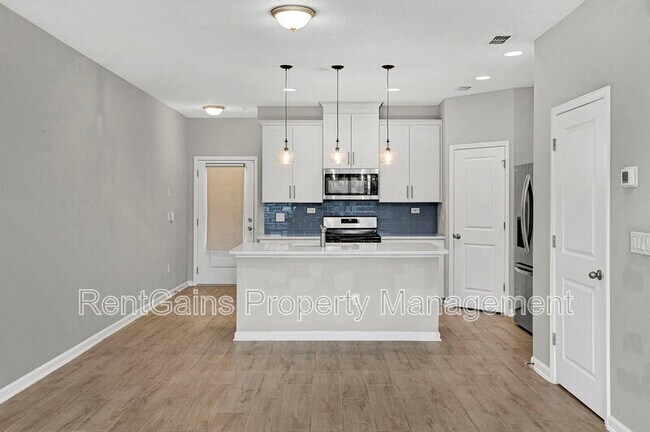 Building Photo - 469 Brandon Lks Dr